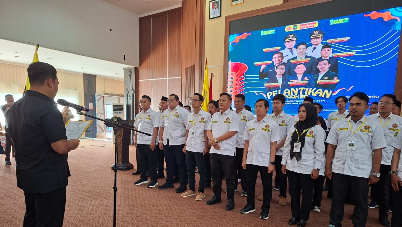Walikota Robinsar saat melantik pengurus Karang Taruna Kota Cilegon periode 2025 - 2030. (Foto: Babe Banten)