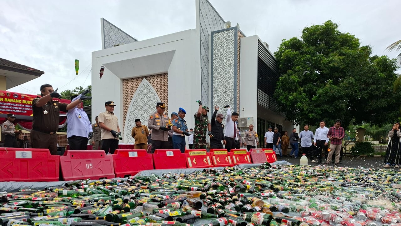 Pemusnahan barang bukti minuman keras di halaman Mapolres Cilegon.( Foto: Babe Banten )