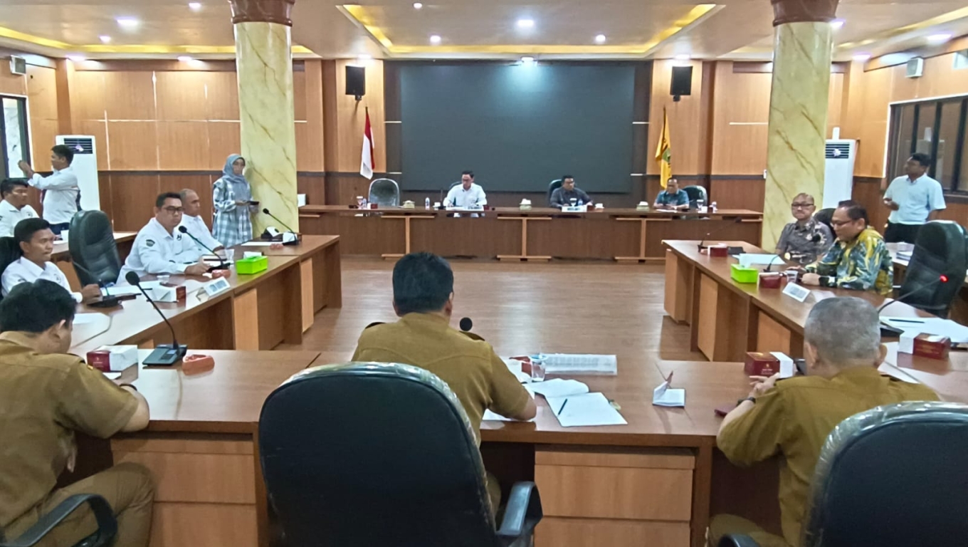 Komisi II DPRD Kota Cilegon saat menggelar hearing dengan Disnaker, PT Cemindo Gemilang dan LSM AMPUH. (Foto: BabeBanten)
