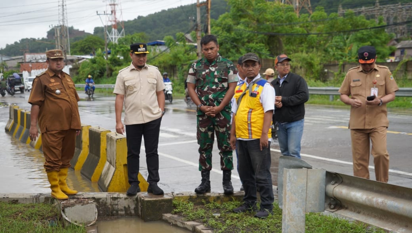 Walikota Cilegon Robinsar saat meninjau lokasi banjir di Kecamatan Ciwandan. (Foto: Istimewa)