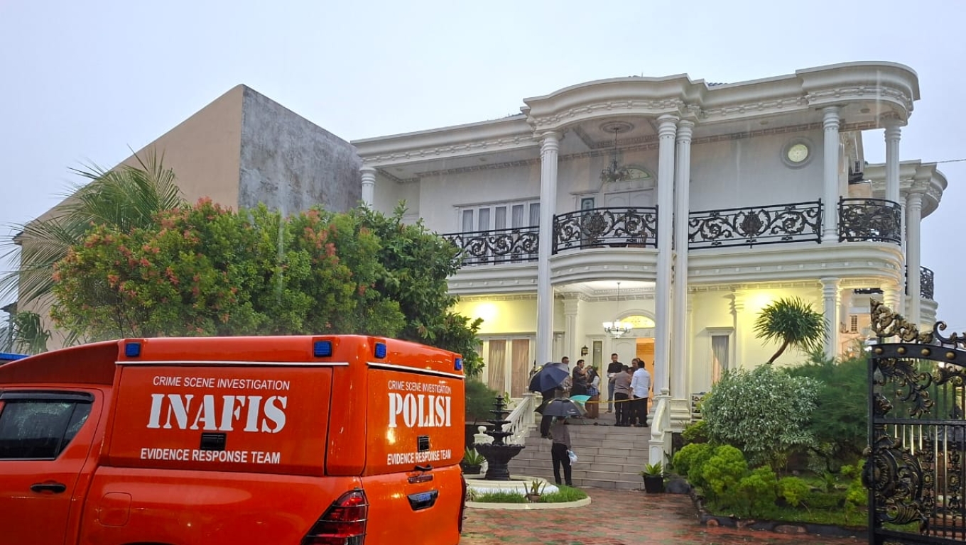 Penyidik Polres Cilegon saat melakukan olah TKP pembunuhan anak 9 tahun di rumah mewah di Komplek BBS III, Kelurahan Ciwaduk, Kota Cilegon. (Foto: Babe Banten )