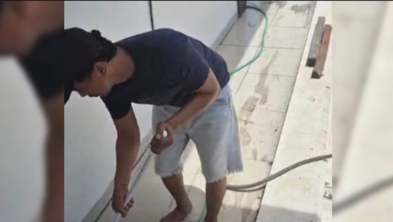 Warga membersihkan debu hitam yang diduga berasal dari PT PDSU. (Foto: Istimewa)