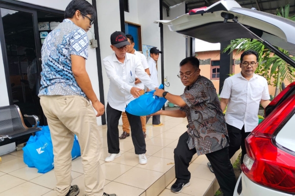 Krakatau Sarana Properti Bantu Warga Terdampak Banjir di Rawa Arum Cilegon