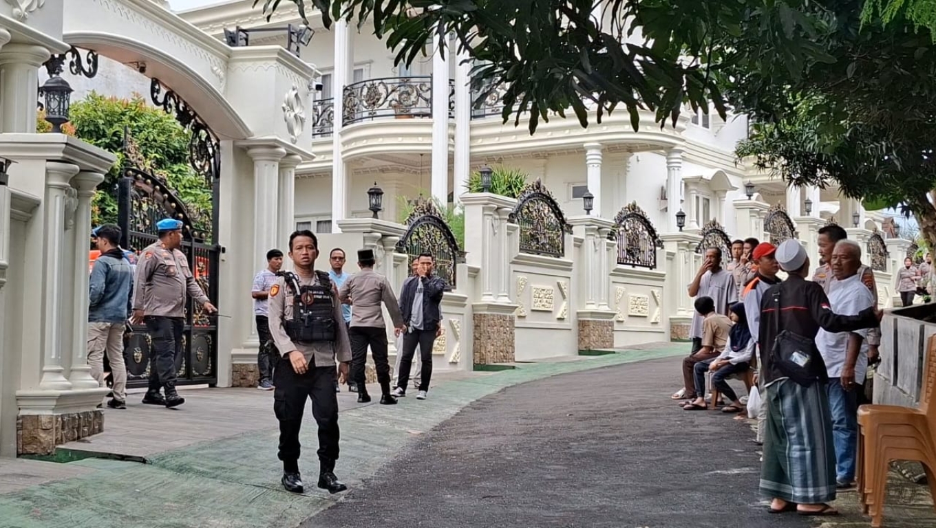 Suasana rekonstruksi pembunuhan di rumah mewah Komplek BBS III, Ciwaduk, Kota Cilegon.(Foto: Babe Banten)
