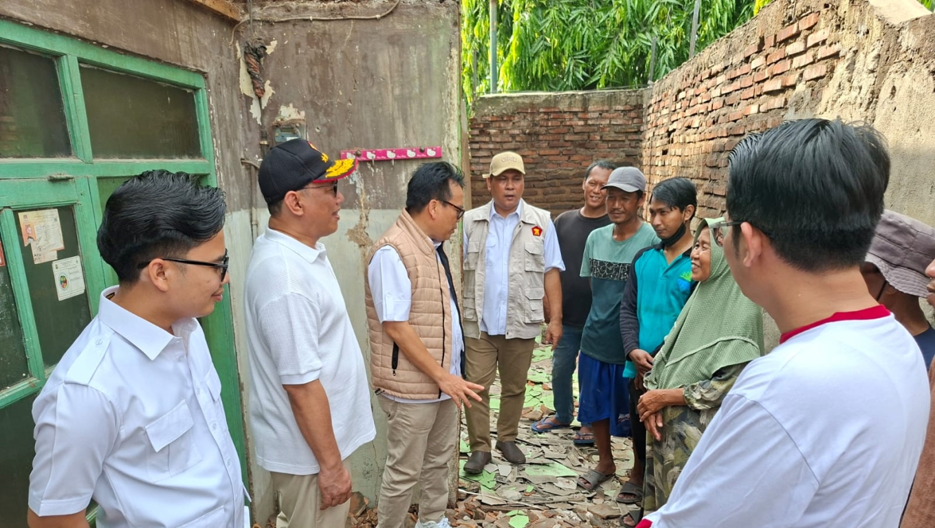 Jajaran pengurus DPC Partai Gerindra Kota Cilegon meninjau rumah warga di Lingkungan Seruni, Kelurahan Kedaleman, Kecamatan Cibeber, yang akan direnovasi. (Foto: Babe Banten)