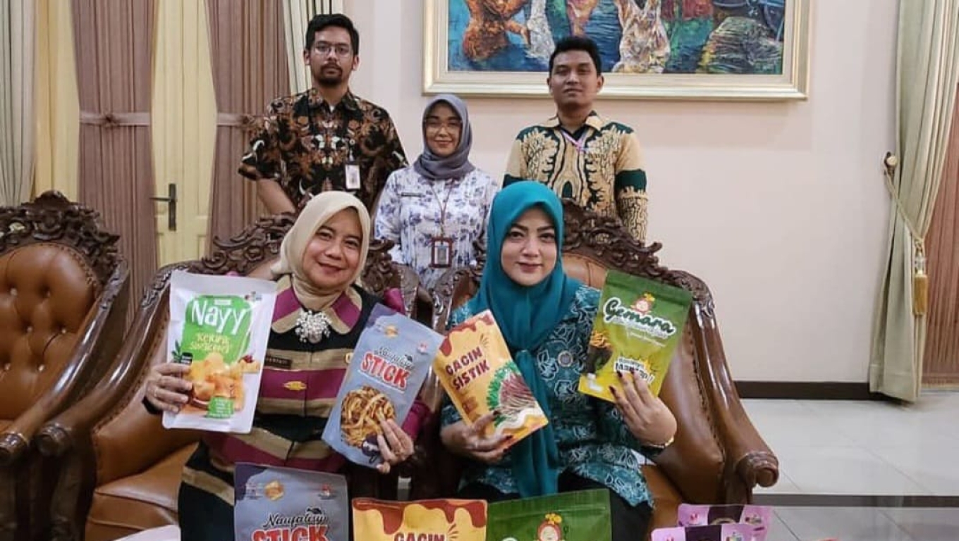 Alfi Rizki Aghnia Robinsar memperlihatkan produk UMKM Lokal. (Foto: Istimewa) 