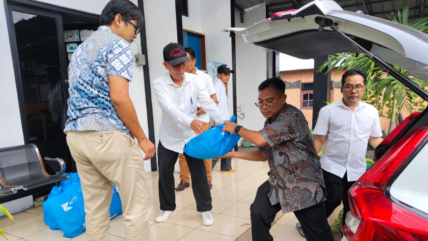 Tim KSP saat menyalurkan bantuan sembako untuk masyarakat yang terdampak banjir di Lingkungan Keserangan, Rawa Arum, Kecamatan Grogol, Kota Cilegon. (Foto: Istimewa)