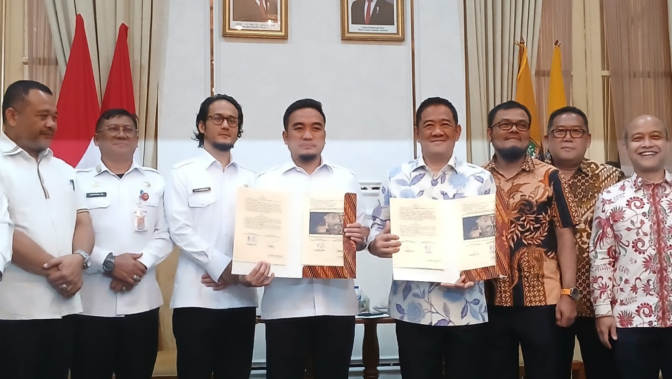 Walikota Cilegon Robinsar dan Direktur Utama PT Krakatau Steel Muhamad Akbar Djohan saat MoU akses menuju Pelabuhan Warnasari.(Foto: Babe Banten)