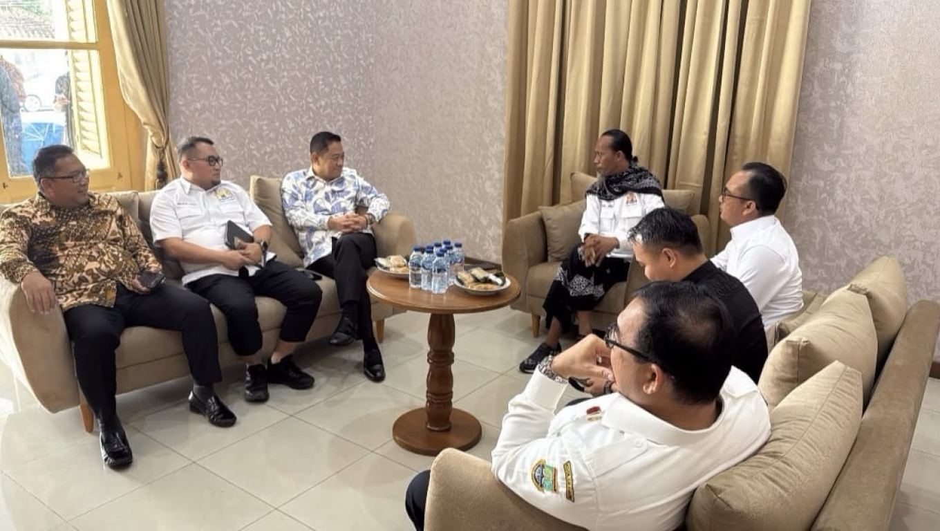 Jajaran pengurus Kadin Kota Cilegon tampak berdiskusi dengan Direksi Krakatau Steel sebelum MoU di Rumah Dinas Walikota Cilegon.(Foto: Istimewa)