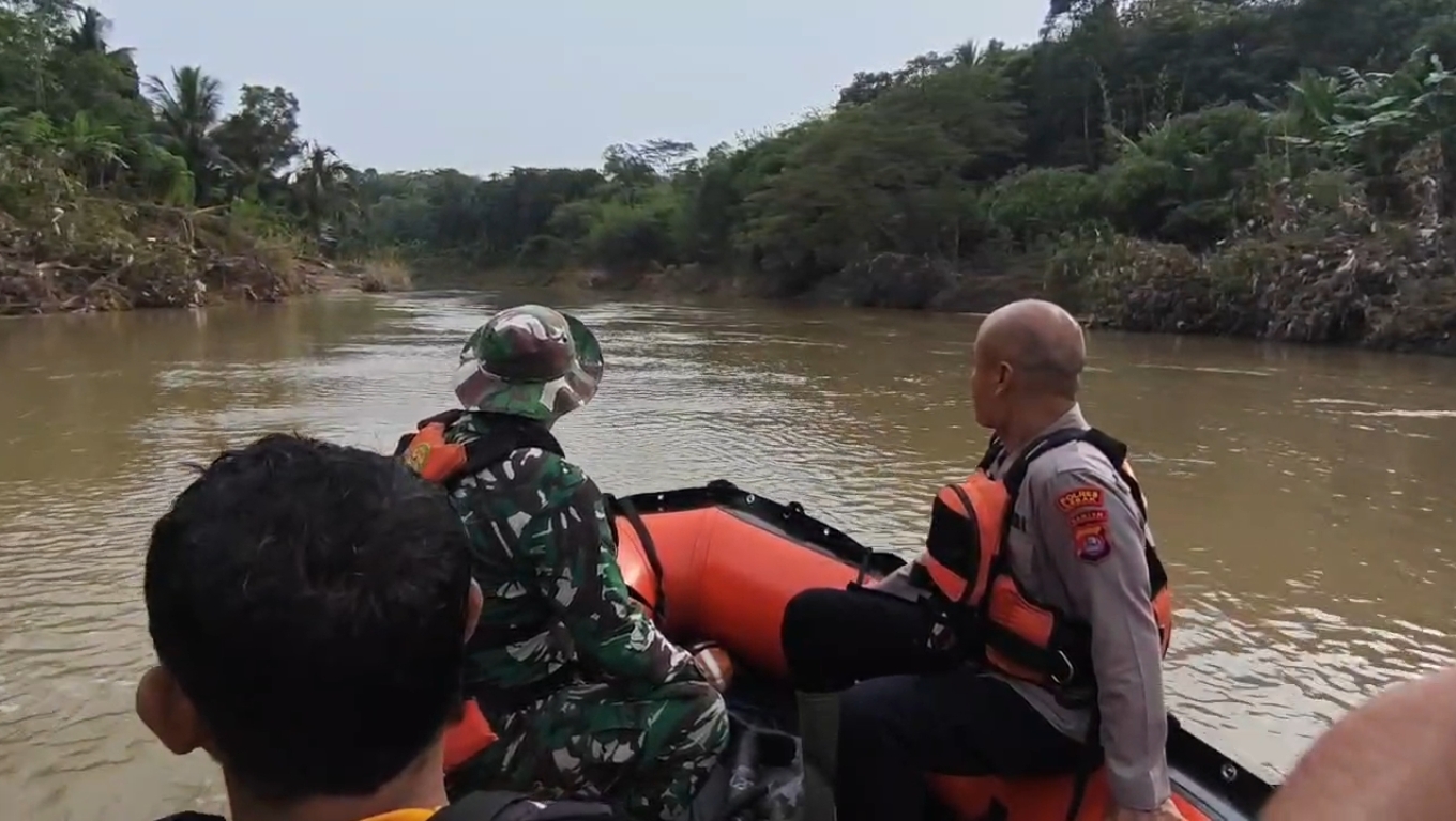 Anggota Basarnas Banten saat Melakukan Pencairan. (Foto: Istimewa) 