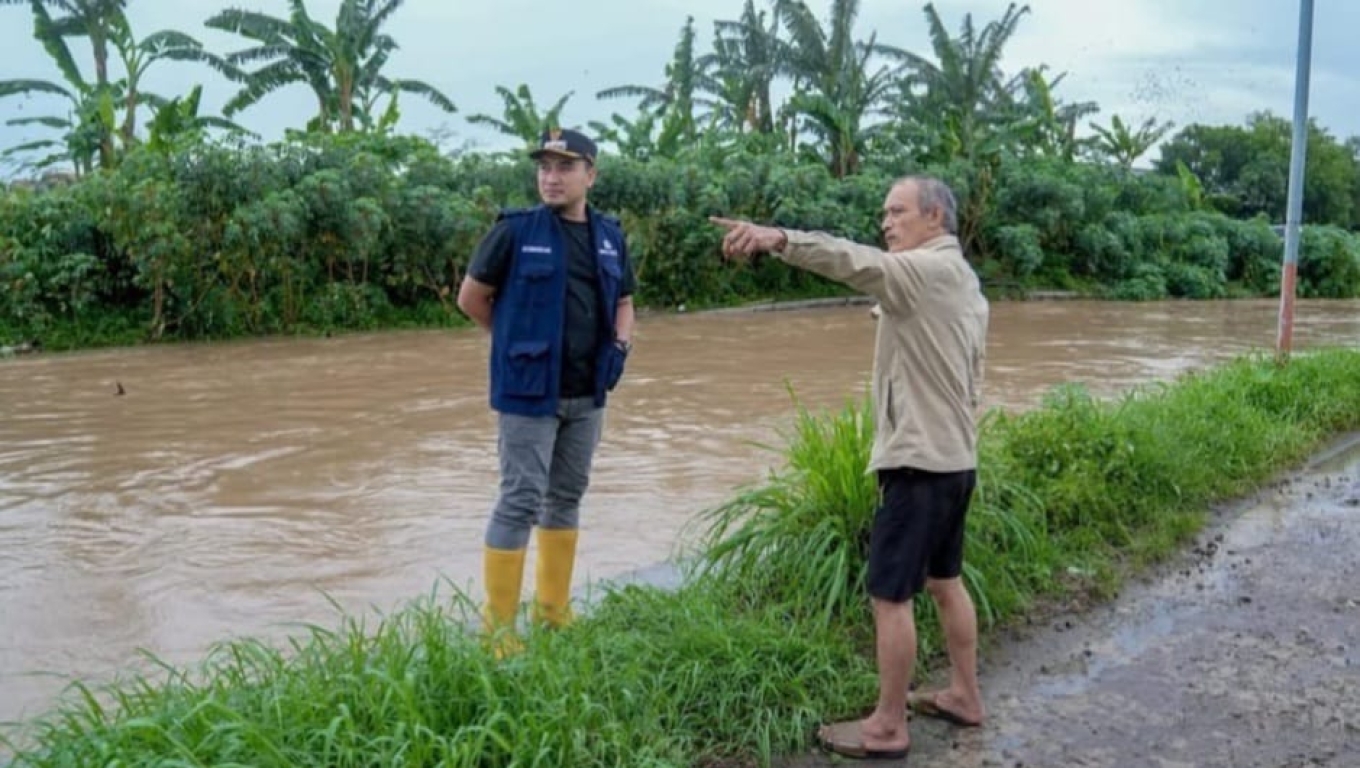 Walikota Cilegon, Robinsar, saat meninjau sungai yang meluap. (Foto: Istimewa)
