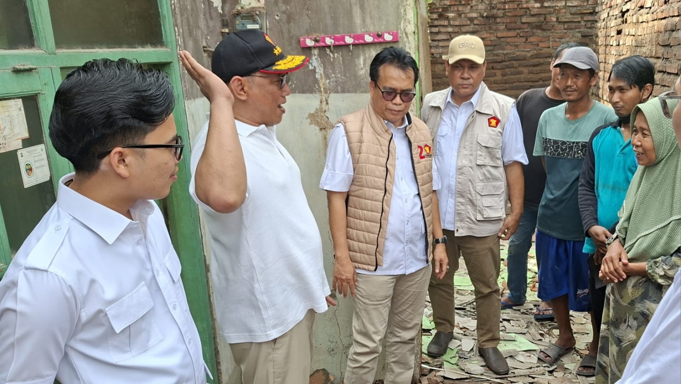 Petinggi DPC Partai Gerindra Kota Cilegon mendatangi rumah warga di Lingkungan Seruni, Kelurahan Kedaleman, Kecamatan Cibeber, yang akan direnovasi. (Foto: Babe Banten)