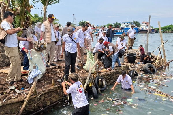 Kader Partai Gerindra Cilegon Bersihkan Sampah Laut di Djetty Medaksa Sebrang Merak