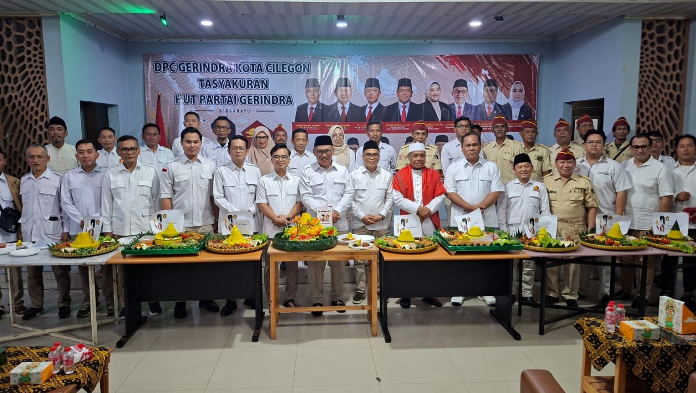 Pengurus DPC Gerindra Kota Cilegon merayakan HUT ke 18 di Gedung Cilegon Creative Center . (Foto: Babe Banten)