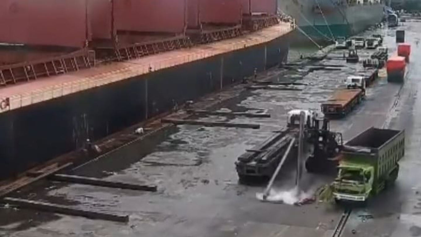 Tangkapan layar kecelakaan kerja di kawasan operasional Pelindo Banten. (Foto: Istimewa)