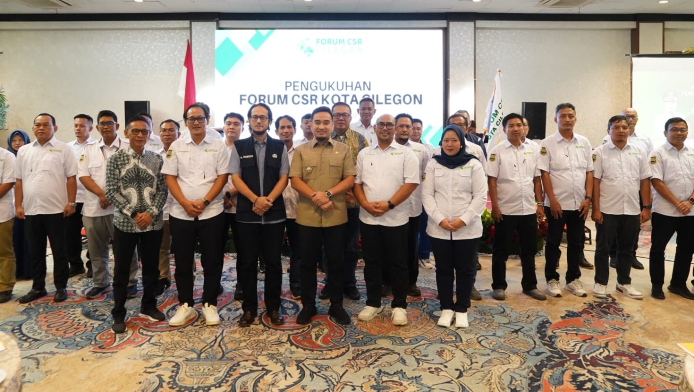 Walikota Cilegon Robinsar foto bersama dengan jajaran Forum CSR. (Foto: Istimewa)