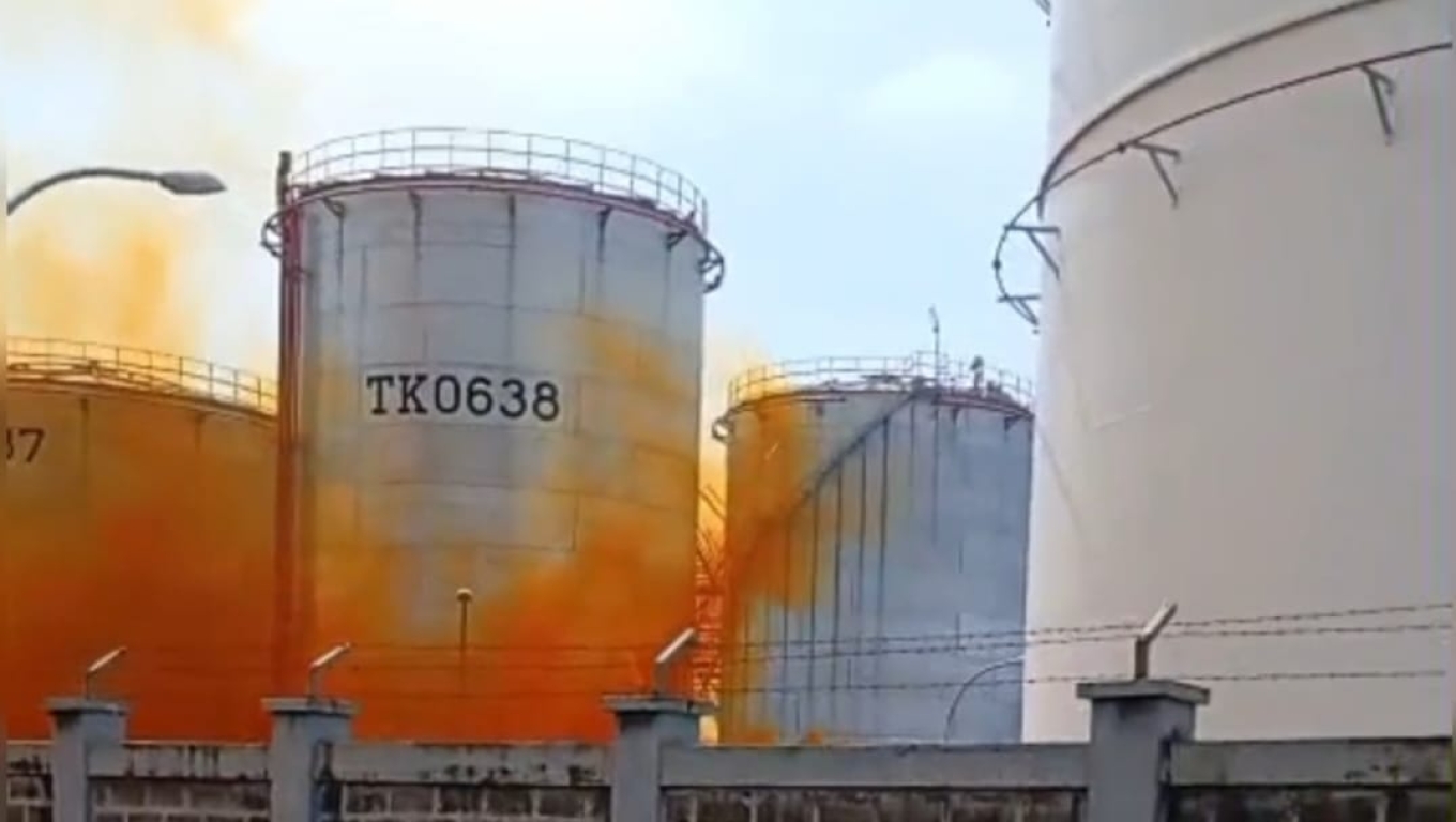 Uap warna oranye terlihat membumbung di area tangki PT Vopak Terminal Merak.(Foto: Tangkapan layar)