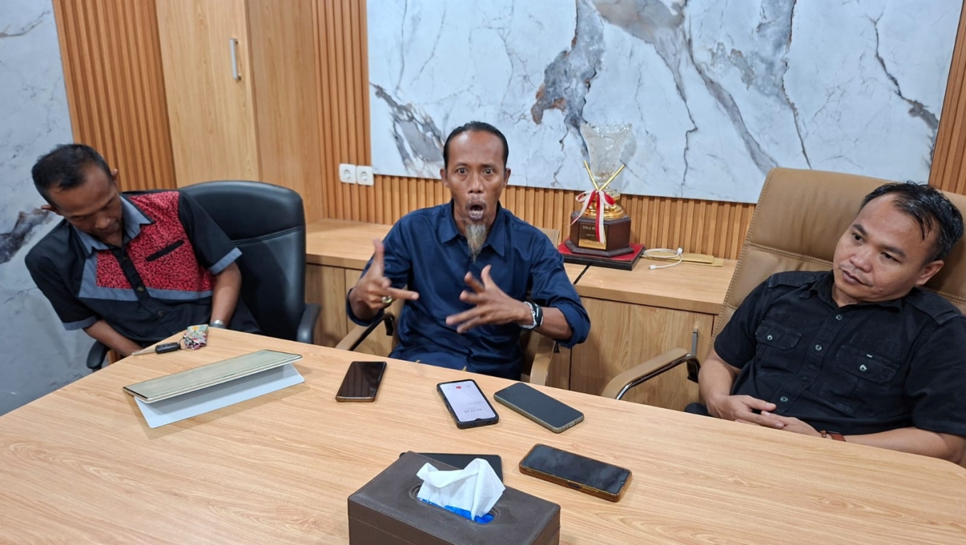 Pengurus Kadin Kota Cilegon memberikan keterangan kepada awak media terkait pembekuan oleh Kadin Banten. (Foto: Babe Banten)