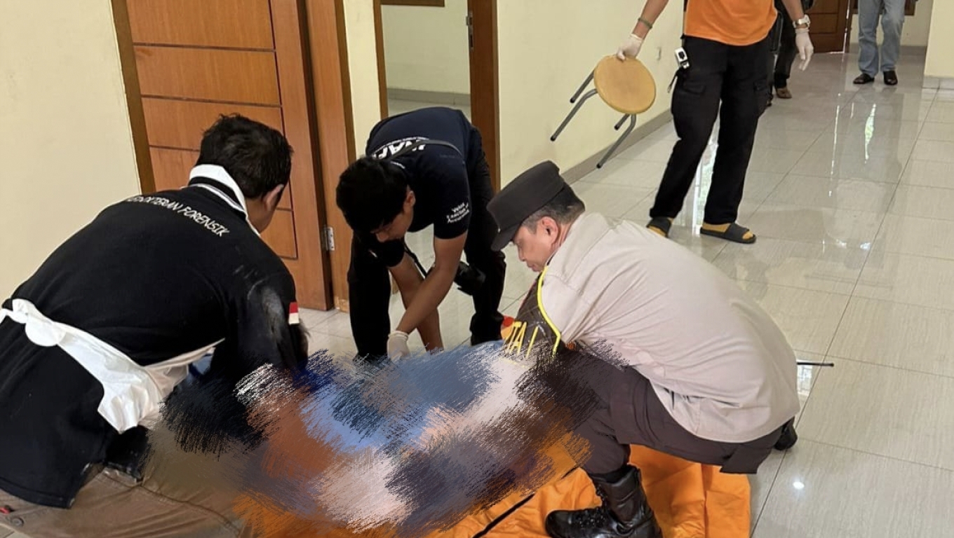 Polisi mengevakuasi korban gantung diri Kompleks Arga Baja Pura Grogol, Kota Cilegon.(Foto: Istimewa)