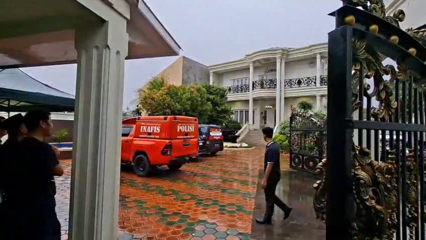 TKP pembunuhan di rumah mewah Kompleks BBS III, Kelurahan Ciwaduk, Kota Cilegon.(Foto: Dok, Babe Banten)