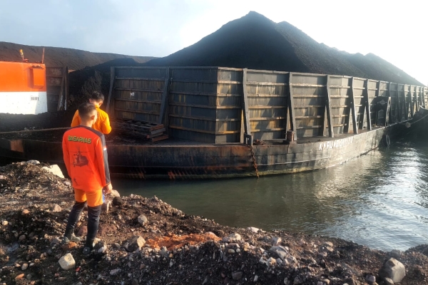 ABK Kapal Tongkang Jatuh ke Laut di Perairan Puloampel Serang