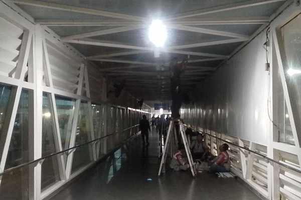 Pemudik Keluhkan Penerangan Jembatan Penyeberangan di Pelabuhan Merak