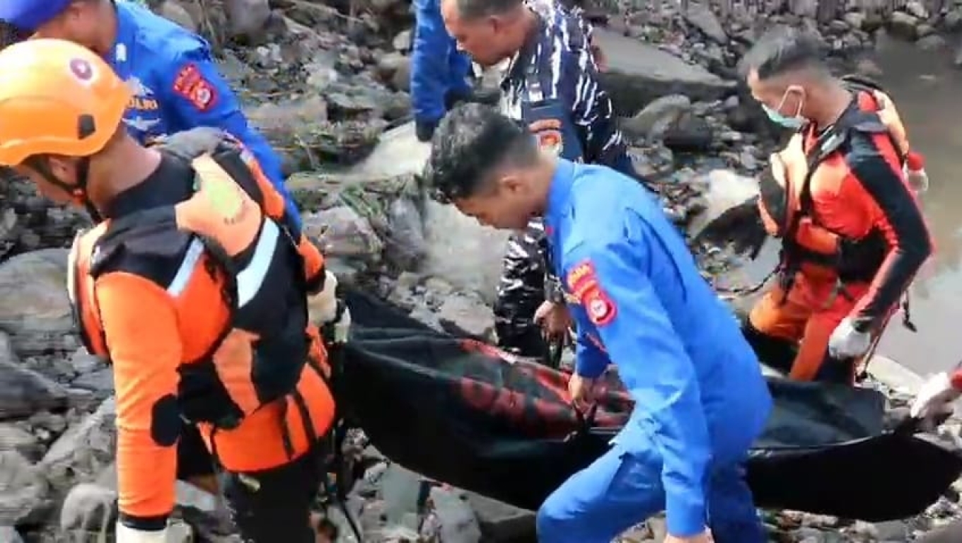Tim SAR saat mengevakuasi jenazah ABK yang jatuh ke laut di Pulomapel, Kabupaten Serang.(Foto: Istimewa)