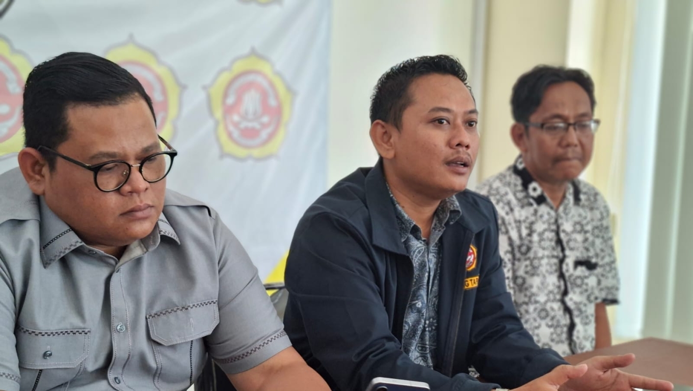 Edi Firmansyah didampingi para pengurus Karang Taruna Kota Cilegon memberikan keterangan kepasa wartawan.(Foto: Babe Banten)