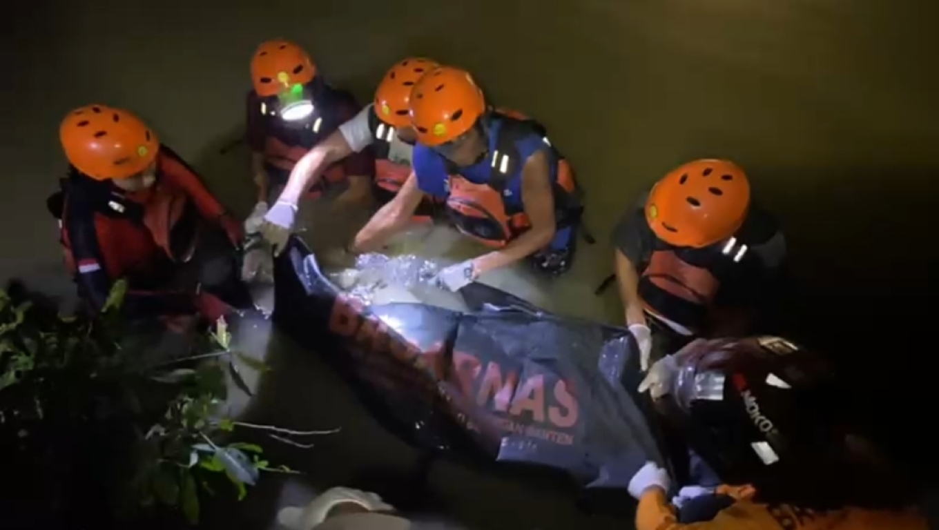 Tim Sar saat Evakuasi korban tenggelam di sungai bayongbong, Pontang, Kabupaten Serang, Banten. (Foto: Istimewa) 