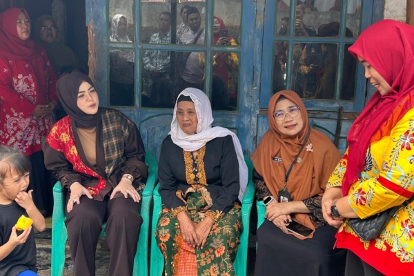 Istri Walikota Kawal Langsung Penyaluran Bantuan Dinsos Cilegon