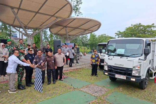 Walikota Cilegon Robinsar Sambut Langsung Penyerahan 20 Unit Truk Operasional KDMP 