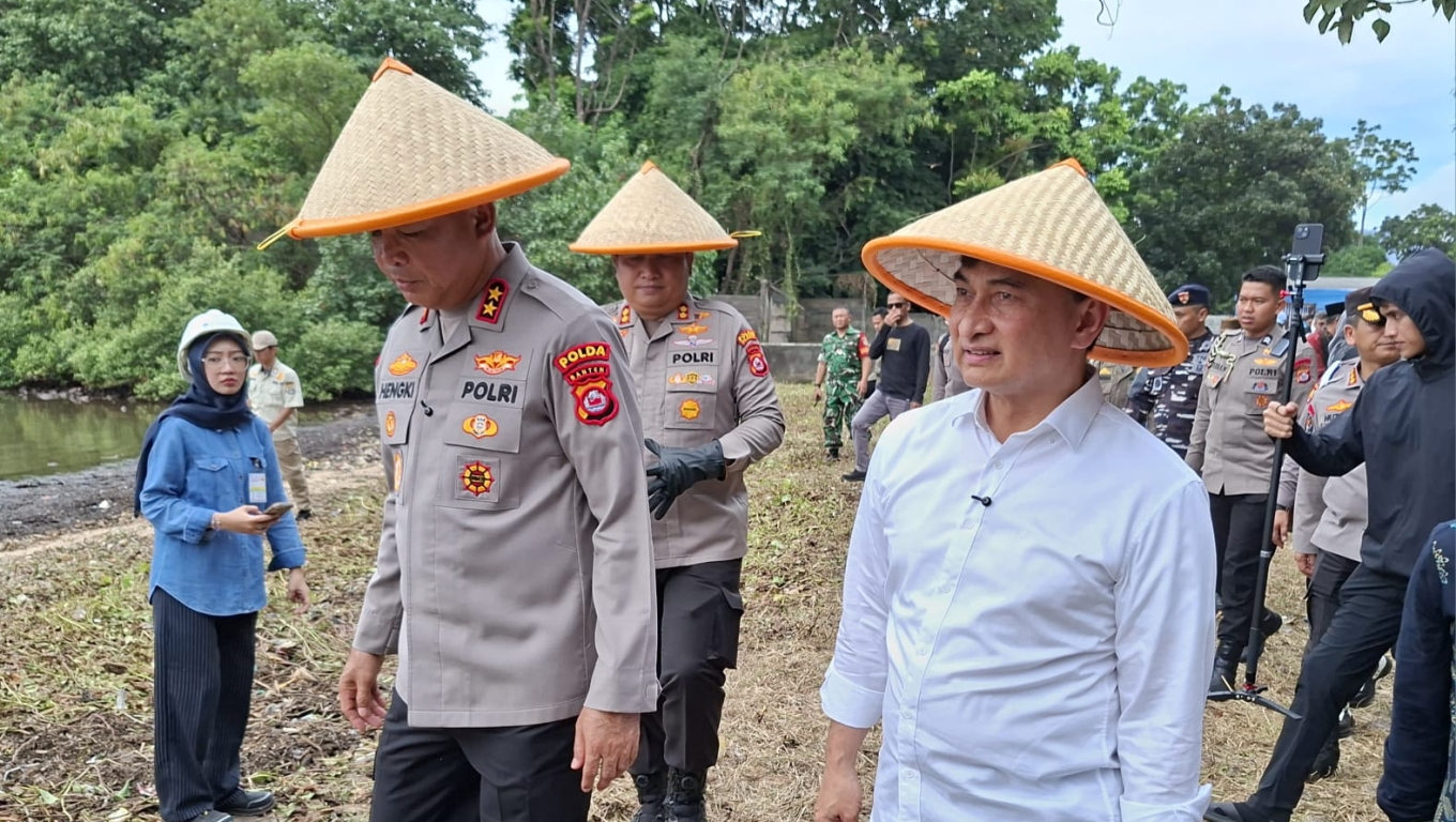 Kapolres Cilegon AKBP Martua Silitonga mendampingi Kapolda Banten Irjen Pol Hengki saat penanaman pohon mangrove. (Foto: Babe Banten) 