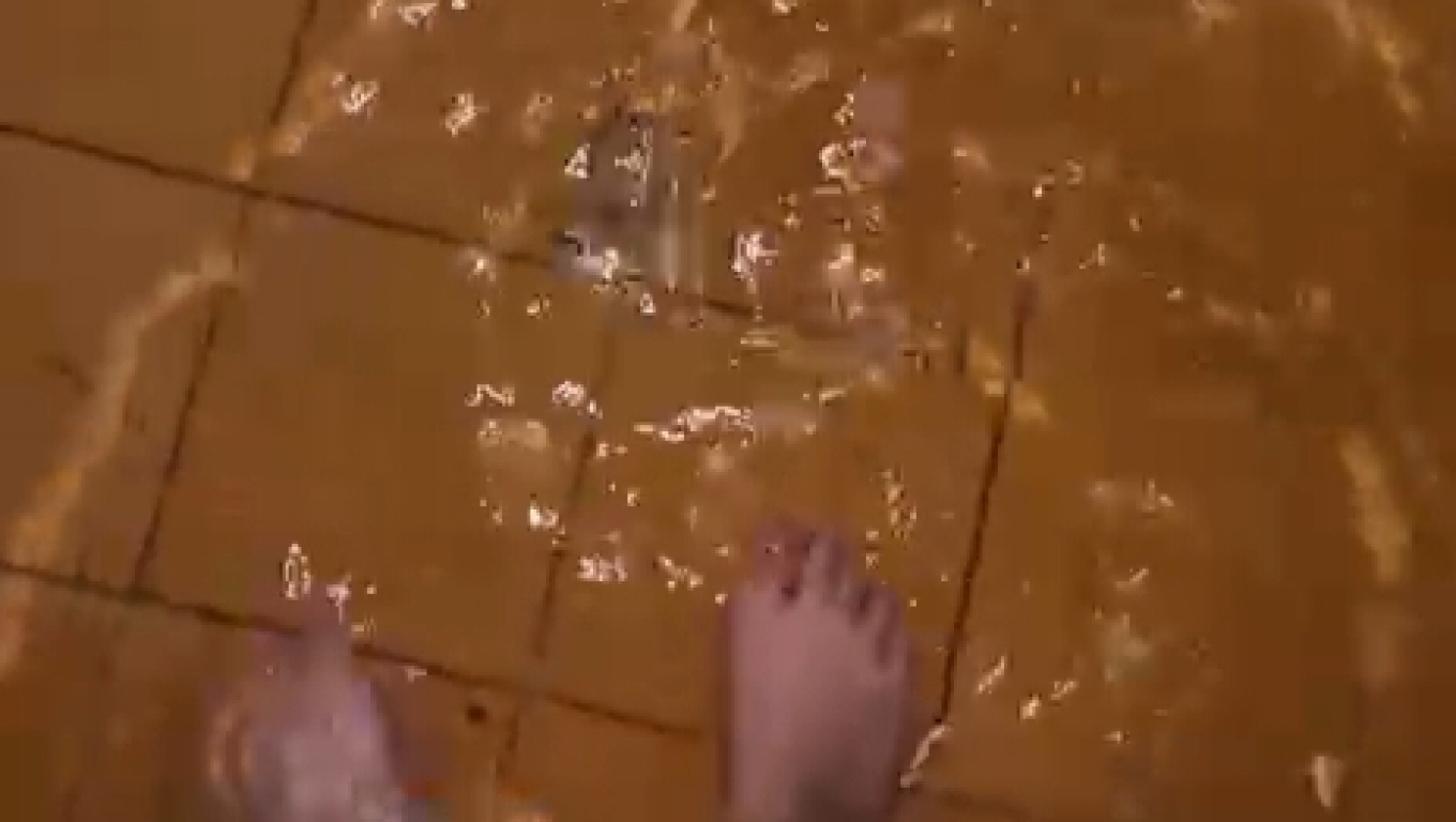 Tangkap layar video genangan air yang memasuki kamar warga. (Foto: Ist) 