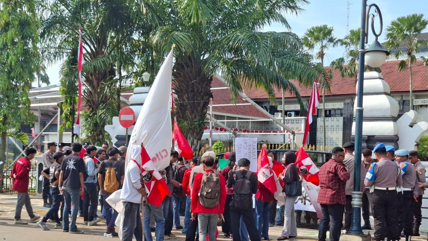 Aksi unjuk rasa mahasiswa di Kantor Walikota Cilegon.(Foto: Babe Banten)