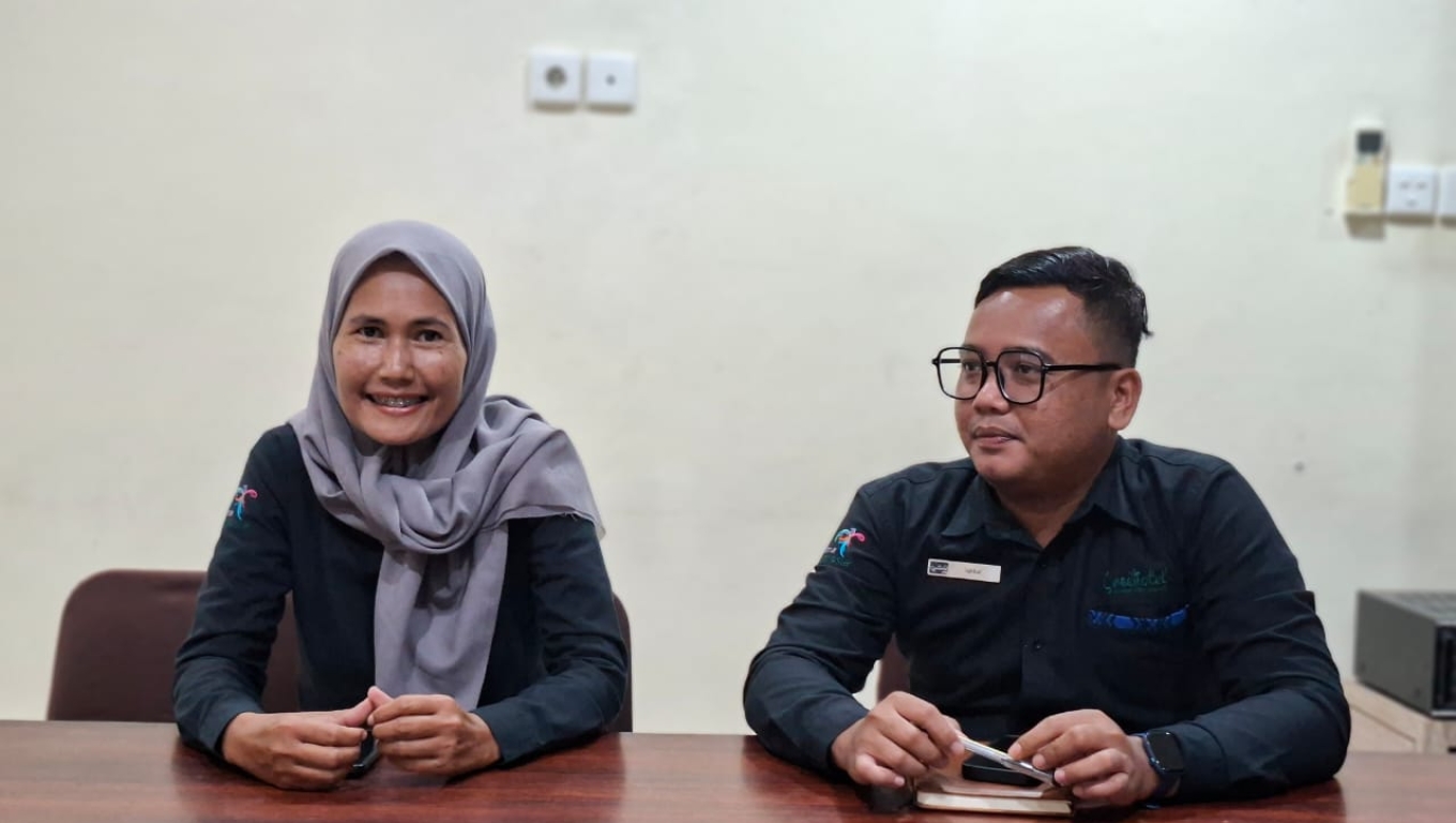 Human Resources Development (HRD) Greenotel Cilegon, Iqbal Hary memberikan keterangan kepada wartawan.(Foto: Babe Banten )