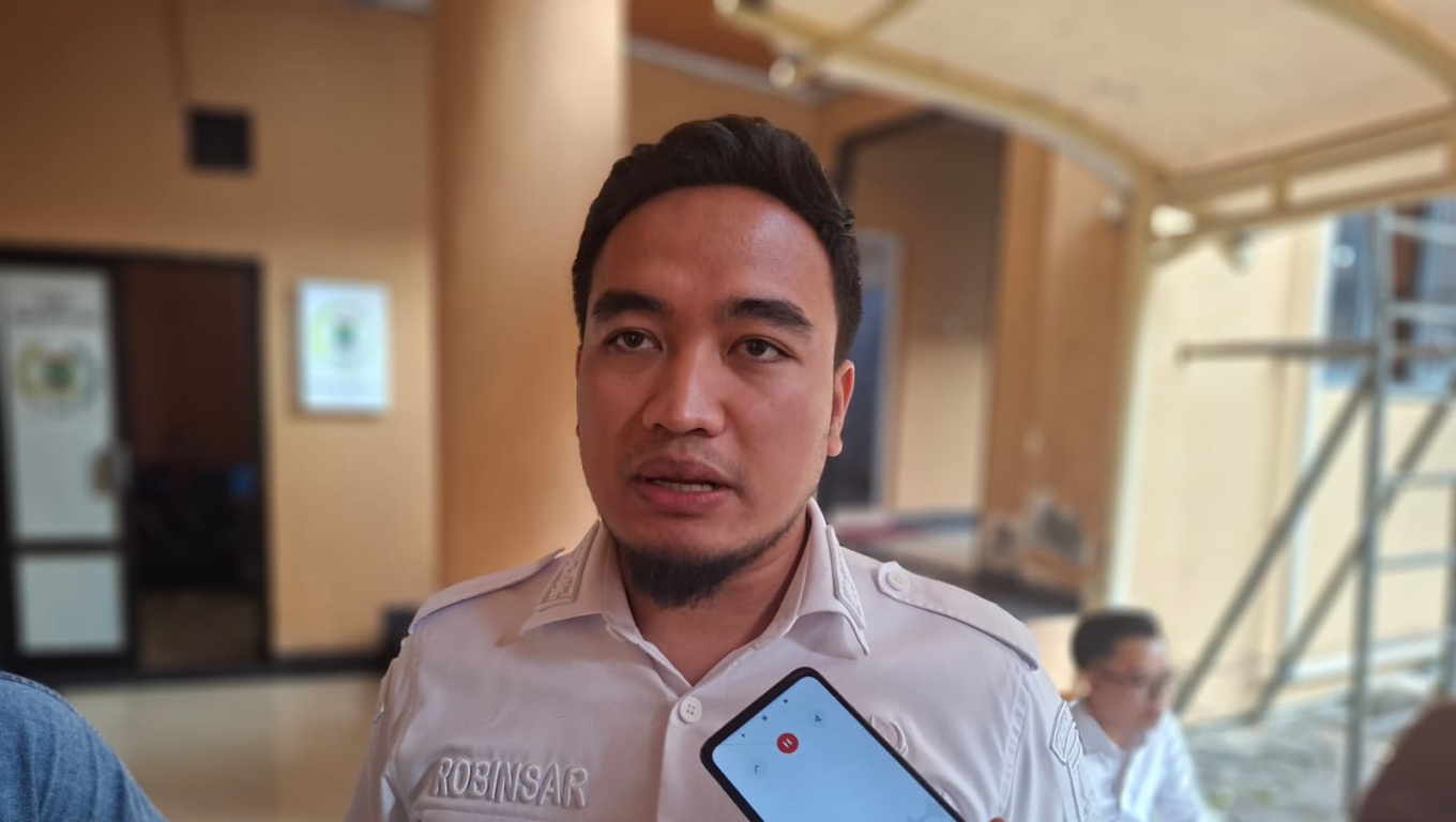 Walikota Cilegon Robinsar saat memberikan keterangan kepada wartawan usai menghadiri rapat kerja dengan Pansus membahas LKPJ Tahun 2025. (Foto: Babe Banten)