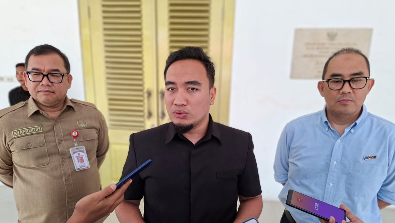 Walikota Cilegon Robinsar memberikan keterangan kepada wartawan terkait disewanya lahan PT PCM oleh PT Chengda. (Foto: Babe Banten)