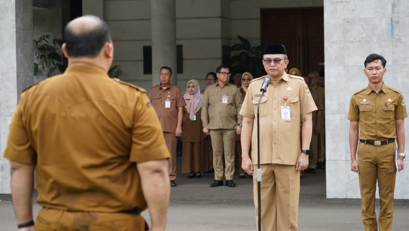 Plt Sekda Kota Cilegon Ahmad Aziz Setia Ade Putra saat memimpin apel pagi.(Foto: Istimewa)