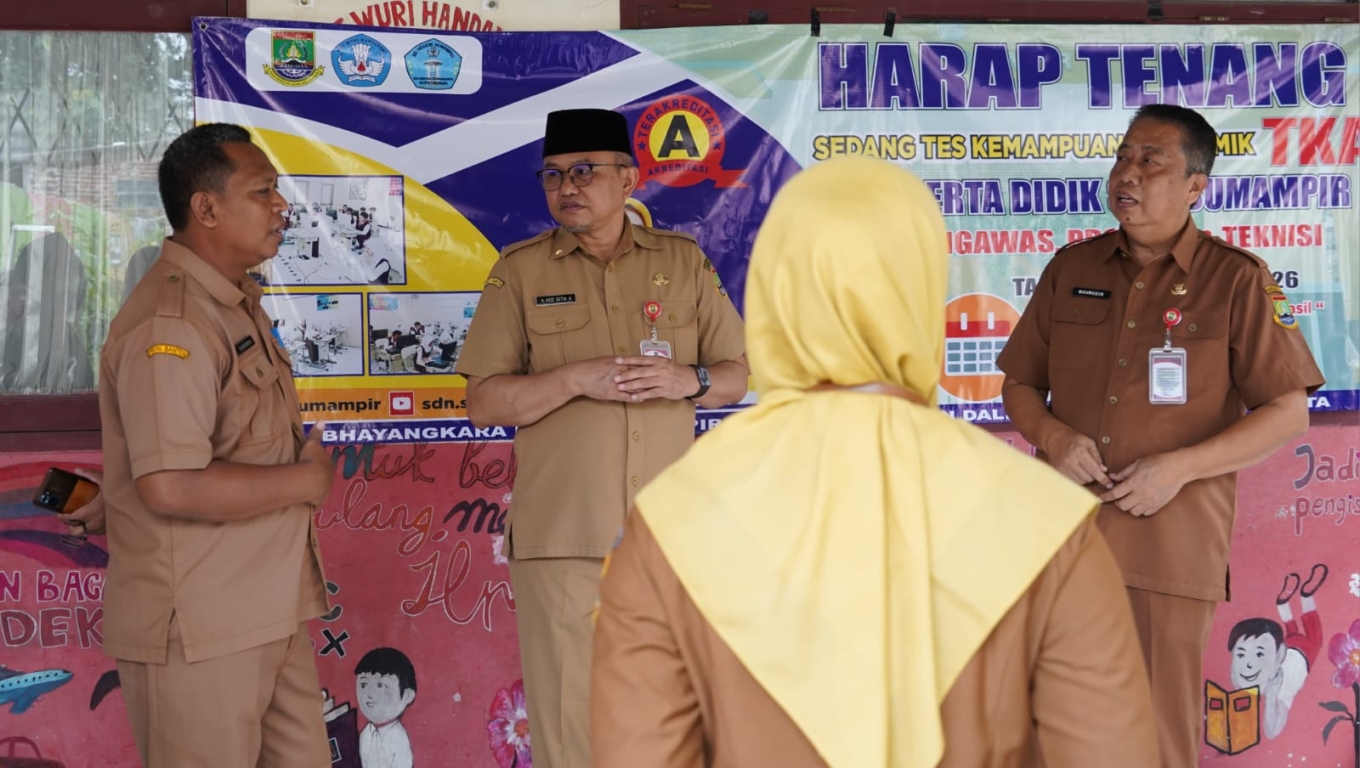 Pelaksana Tugas (Plt) Sekretaris Daerah Kota Cilegon Ahmad Aziz Setia Ade Putra saat melakukan monitoring pelaksanaan Tes Kemampuan Akademik (TKA) siswa kelas VI di Sekolah Dasar (SD) Sumampir. (Foto: Istimewa)