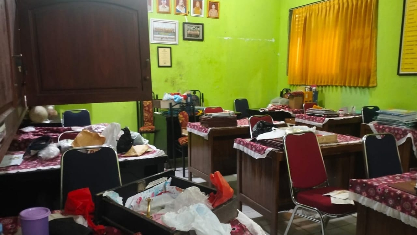 Ruangan SDN Bumi Waras, Kelurahan Tamansari, Kecamatan Pulomerak, Kota Cilegon terlihat acak - acakan setelah dibobol maling.(Foto: Istimewa)