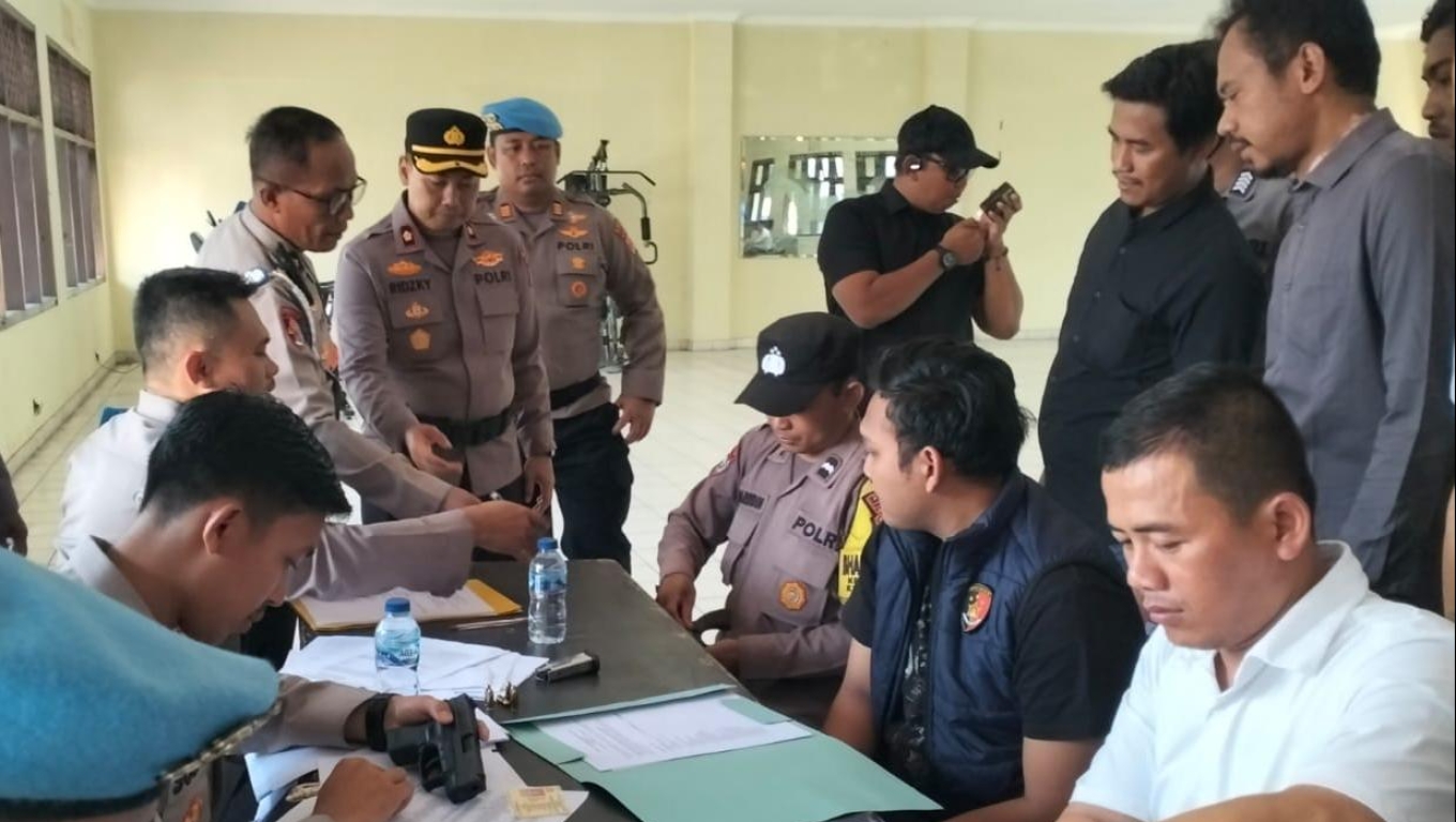 Pemeriksaan senpi personel Polres Cilegon. (Foto: Istimewa)
