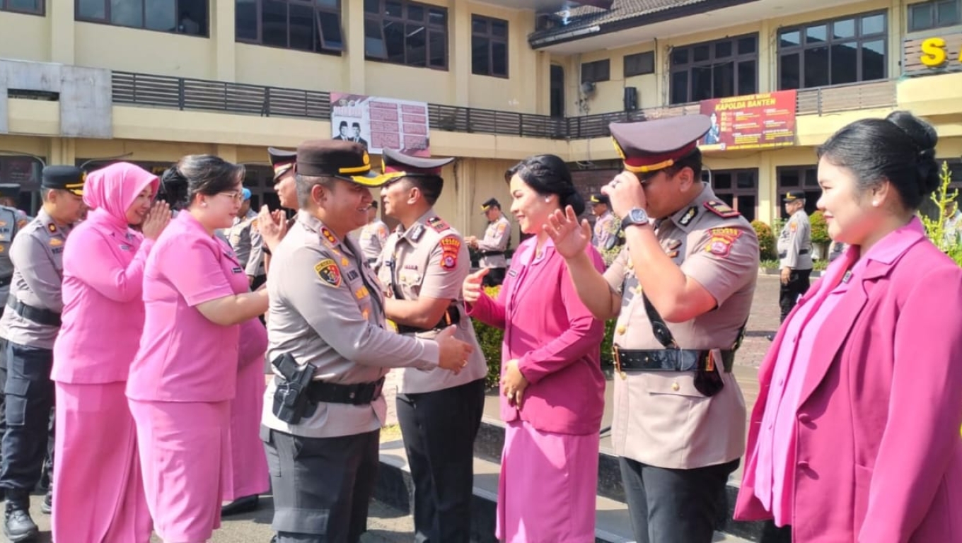 Kapolres AKBP Martua Silitonga bersama Ketua dan Pengurus Bhayangkari Cabang Cilegon, memberikan ucapan selamat kepada tiga kapolsek yang baru. (Foto: Istimewa)