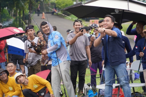 Ribuan Masyarakat Ikuti Kegiatan Mancing Juare di Danau Pemkot Cilegon, Walikota Robinsar Hadir
