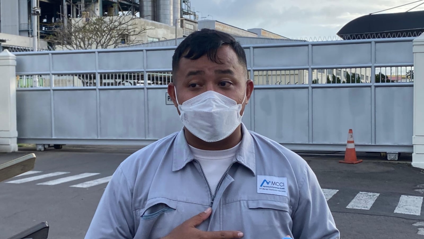 Public Relations PT MCCI, Dimas Saputro memberikan keterangan kepada wartawan terkait insiden ledakan.(Foto: Babe Banten).