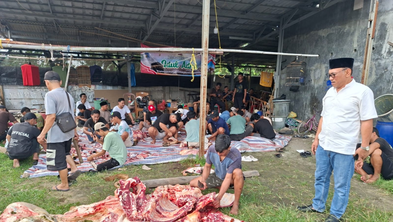 Ketua DPC Partai Gerindra Kota Cilegon, Helldy Agustian memantau pemotongan hewan kurban.(Foto: Arie/ Babe Banten)