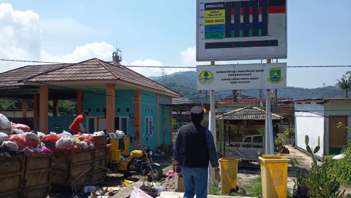 Ketua DPRD Kota Cilegon, Rizki Khaitul Ichwan saat meninjau papan Indeks Standar Pencemaran Udara (ISPU) yang tidak berfungsi. (Foto: Istimewa)