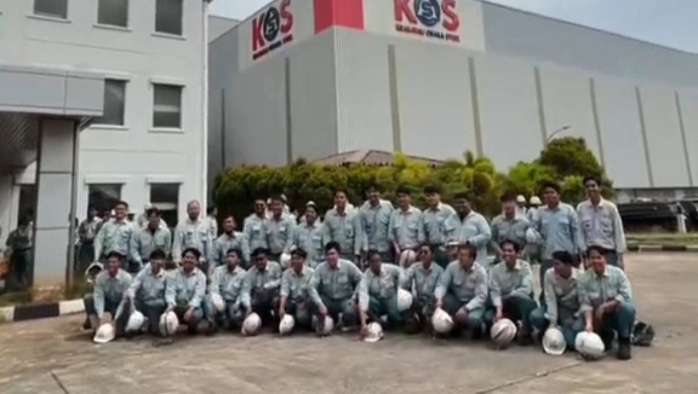 Tangkapan layar para karyawan Krakatau Osaka Steel. (Foto: Ist) 