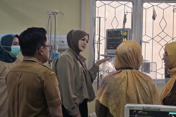 Alfi Robinsar Jenguk Bayi Terlantar yang Ditemukan Warga di Perumahan Metro Cilegon