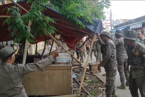 Pemkot Cilegon Bongkar 29 Lapak Pedagang Kecil di Pasar Blok F