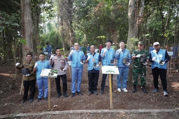 Peringati Hari Lingkungan Hidup, Krakatau Posco Bersama Perhutani Tanam Pohon di Gunung Pinang